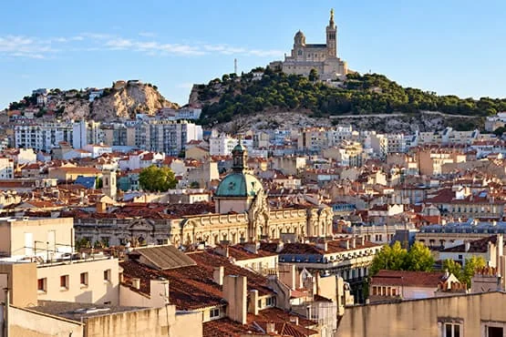 Panorama des toits de Marseille avec Notre-Dame-de-la-Garde sur sa colline.
